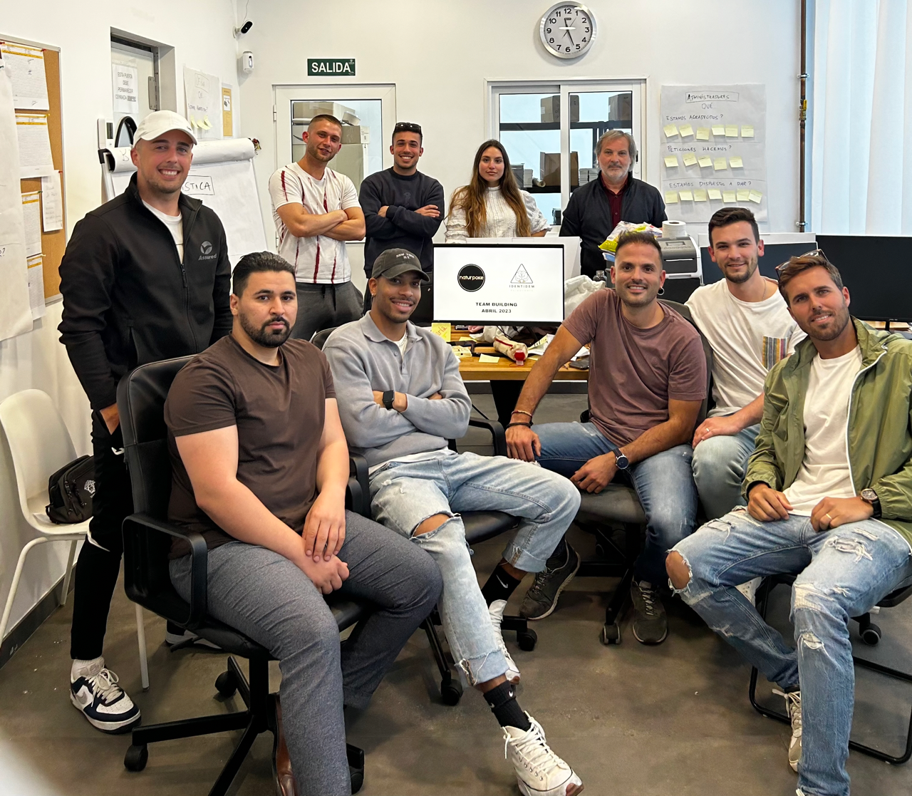 Dani junto al equipo participante en una sesión grupal de Naturpoke